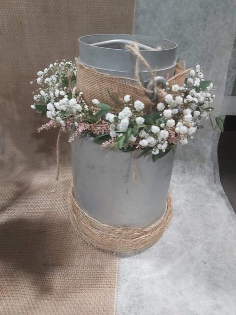 Décoration champêtre – Pot à lait en zinc et gypsophile Décoration de salle de mariage champêtre avec ancien pot à lait en zinc, toile de jute et couronne de gypsophile, Openflor.