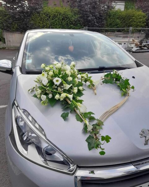 Décoration de voiture de mariage – Cœur de roses blanches et lierre Décoration de voiture de mariage en forme de cœur avec roses blanches et lierre, fleuriste Openflor Lille.