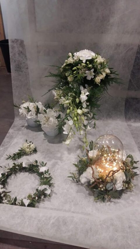 Ensemble floral de mariage – Orchidées blanches et cloche lumineuse Ensemble floral de mariage avec bouquet en cascade d'orchidées blanches, couronne et cloche en verre lumineuse, Openflor Lille.