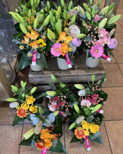 Assortiment de bouquets Fête des grands-mères – Lys, roses et gerberas Assortiment de petits bouquets colorés avec lys, roses et gerberas pour la fête des grands-mères, artisan fleuriste Openflor à Lille.