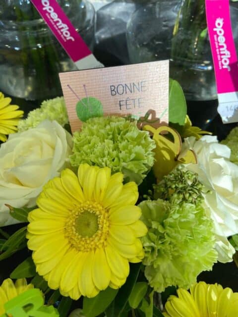 Bouquet dans les tons jaunes et verts – Gerberas, œillets et roses blanches Bouquet délicat dans les tons jaunes et verts avec gerberas, œillets et roses blanches pour la fête des grands-mères.
