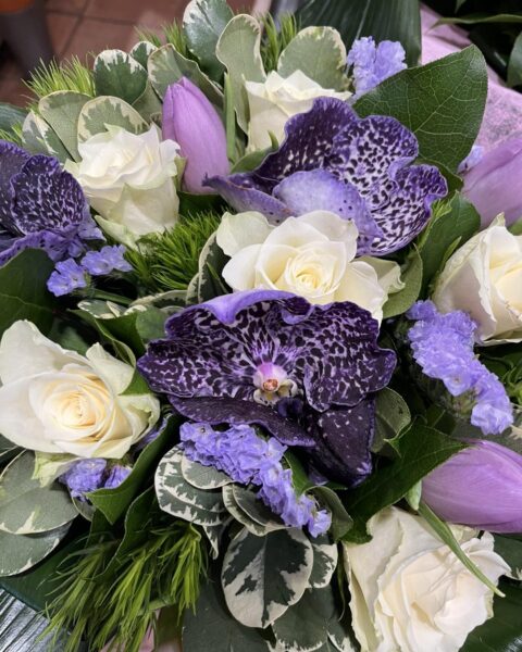 Bouquet de prestige Fête des grands-mères – Orchidée Vanda, roses et tulipes Bouquet de prestige composé d'une belle orchidée vanda violette, de roses blanches et de tulipes, artisan fleuriste Openflor.