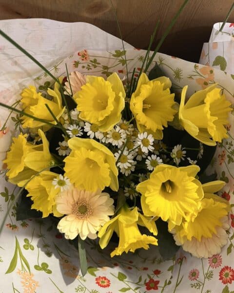 Bouquet printanier – Jonquilles jaunes et marguerites Bouquet printanier frais composé de jonquilles jaunes et de marguerites blanches pour la fête des grands-mères, Openflor métropole lilloise.