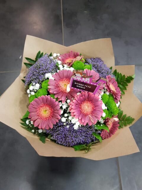 Bouquet rond gerberas roses et chrysanthèmes verts Bouquet rond de gerberas roses, chrysanthèmes verts et fleurs violettes pour la fête des grands-mères, Openflor.
