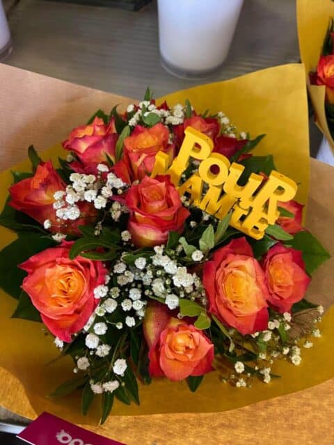 Bouquet roses bicolores orange et jaune – Décoration Pour Mamie Bouquet de roses bicolores orange et jaune avec gypsophile et décoration Pour Mamie, Openflor Lille.