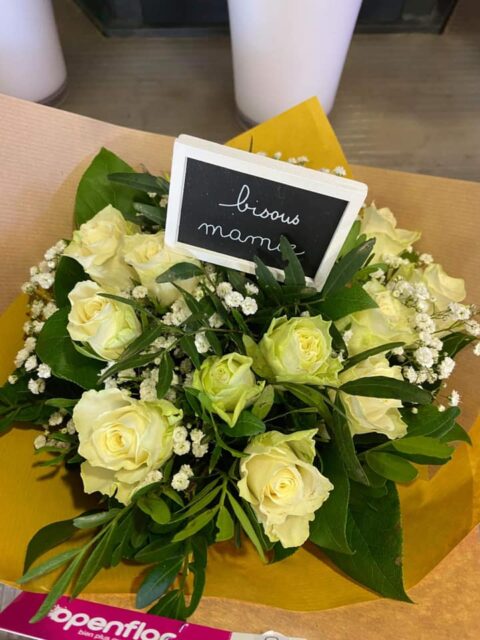 Bouquet de roses blanches et gypsophile – Ardoise Bisous Mamie Bouquet élégant de roses blanches et gypsophile avec petite ardoise bisous mamie, fleuriste Openflor.