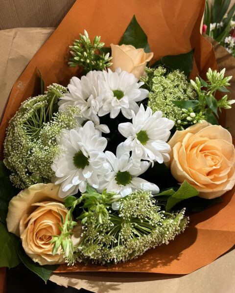 Bouquet de roses saumon et chrysanthèmes blancs Bouquet délicat de roses saumon, chrysanthèmes blancs et feuillages de saison, Openflor Lille.