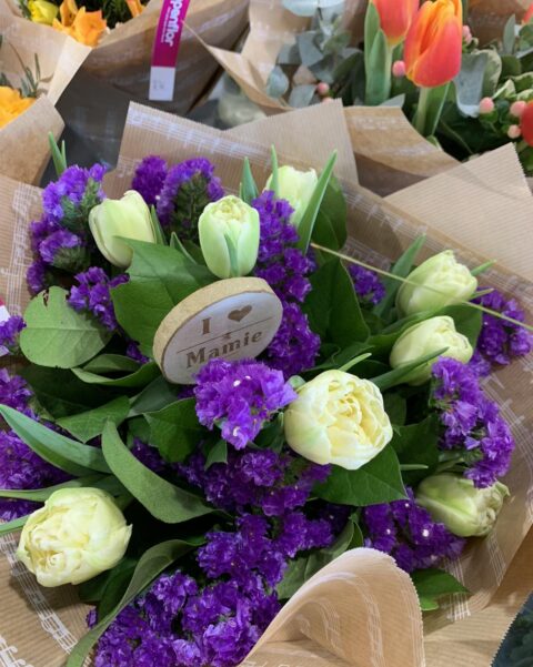 Bouquet tulipes blanches doubles et statice violet – I love Mamie Bouquet contrasté de tulipes blanches doubles et statice violet avec décoration I love Mamie, Openflor.