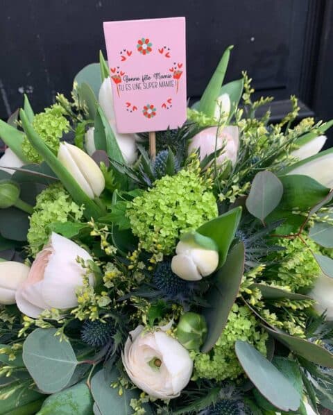 Bouquet champêtre tulipes blanches, renoncules et chardons bleus Bouquet champêtre avec tulipes blanches, renoncules et chardons bleus, carte Bonne Fête Mamie, artisan Openflor.