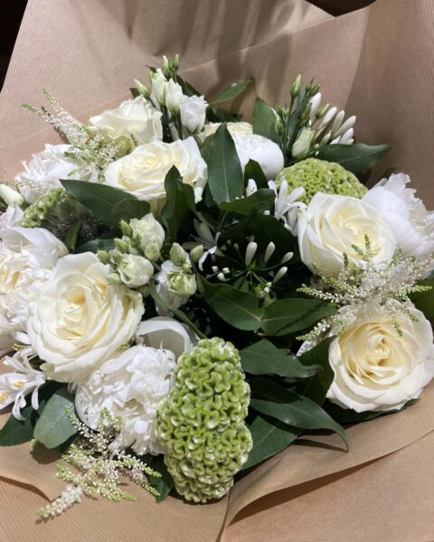 Bouquet blanc et vert – Roses, pivoines et célosie Bouquet masculin dans les tons blanc et vert composé de roses, pivoines et célosie, Openflor métropole lilloise.