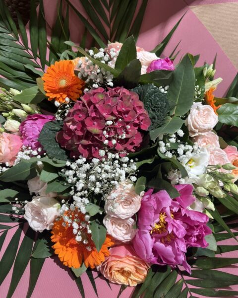 Bouquet coloré – Hortensias magenta, pivoines et gerberas oranges Bouquet coloré éclatant avec hortensias magenta, pivoines et gerberas oranges, fleuriste Openflor.