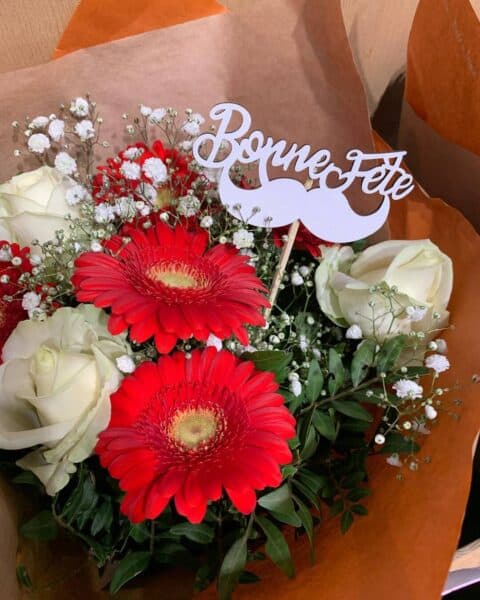 Bouquet gerberas rouges et roses blanches – Décoration Moustache Bouquet de gerberas rouges et roses blanches avec décoration moustache en bois Bonne Fête, Openflor.
