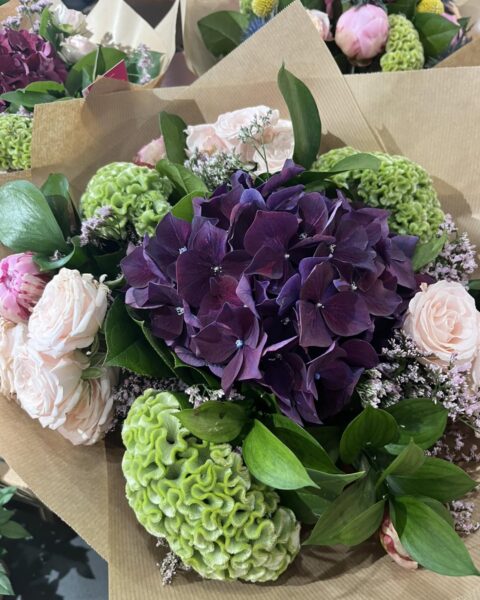 Bouquet texturé – Hortensia prune, roses pâles et célosie Bouquet texturé avec hortensia prune, roses pâles et célosie verte, Openflor Lille.