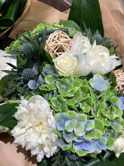 Bouquet de caractère – Hortensias bleus, pivoines et chardons Bouquet de fête des pères avec hortensias bleus, pivoines blanches et chardons, artisan Openflor.