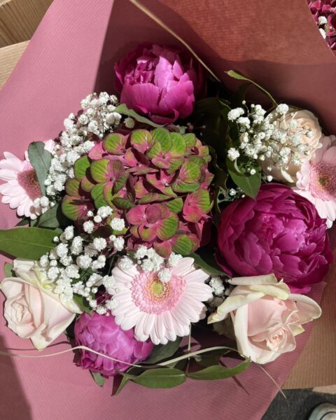 Bouquet rond festif – Pivoines fuchsia, hortensias et gerberas Bouquet rond coloré avec pivoines fuchsia, hortensias, roses et gerberas, fleuriste Openflor Lille.