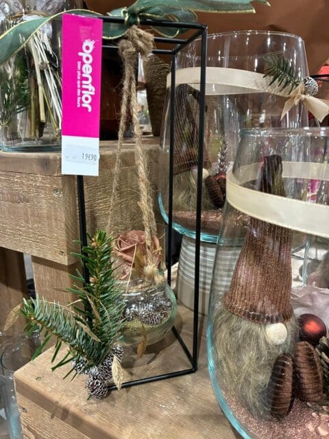 Rose éternelle en suspension – Décoration lutin de Noël Suspension en verre avec rose éternelle pastel et décoration lutin de Noël, boutique Openflor Lille.