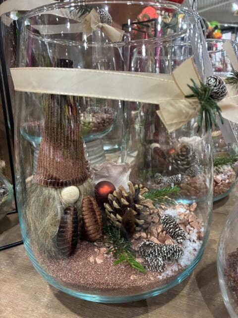Vase décoratif de Noël – Lutin et pommes de pin Décoration de Noël dans un grand vase en verre avec lutin, pommes de pin et sable cuivré, Openflor Lille.